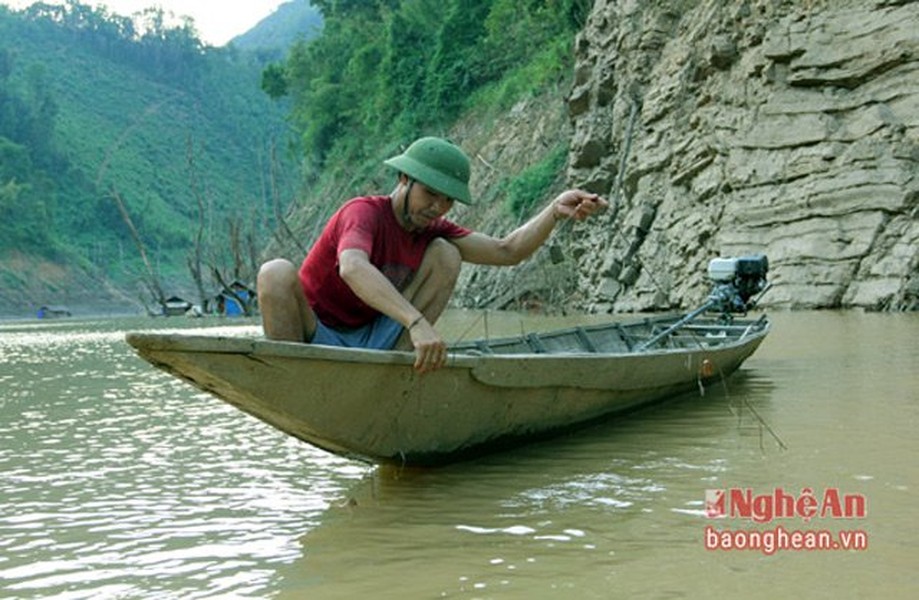  Nghề câu “cá tiền triệu” hay còn gọi câu vương là "sát thủ của những con cá tiền triệu". Bộ câu vương, hay còn có tên gọi khác là câu trăm lưỡi (mỗi một bộ câu có hàng trăm chiếc lưỡi sắc nhọn) thích hợp cho việc đánh bắt ở những con sông có độ dốc cao và mục đích chính là đánh bắt các loài cá đi sát dưới đáy sông. Trên những con thuyền 3 lá, người đàn ông nhẹ nhàng nâng từng đoạn câu.